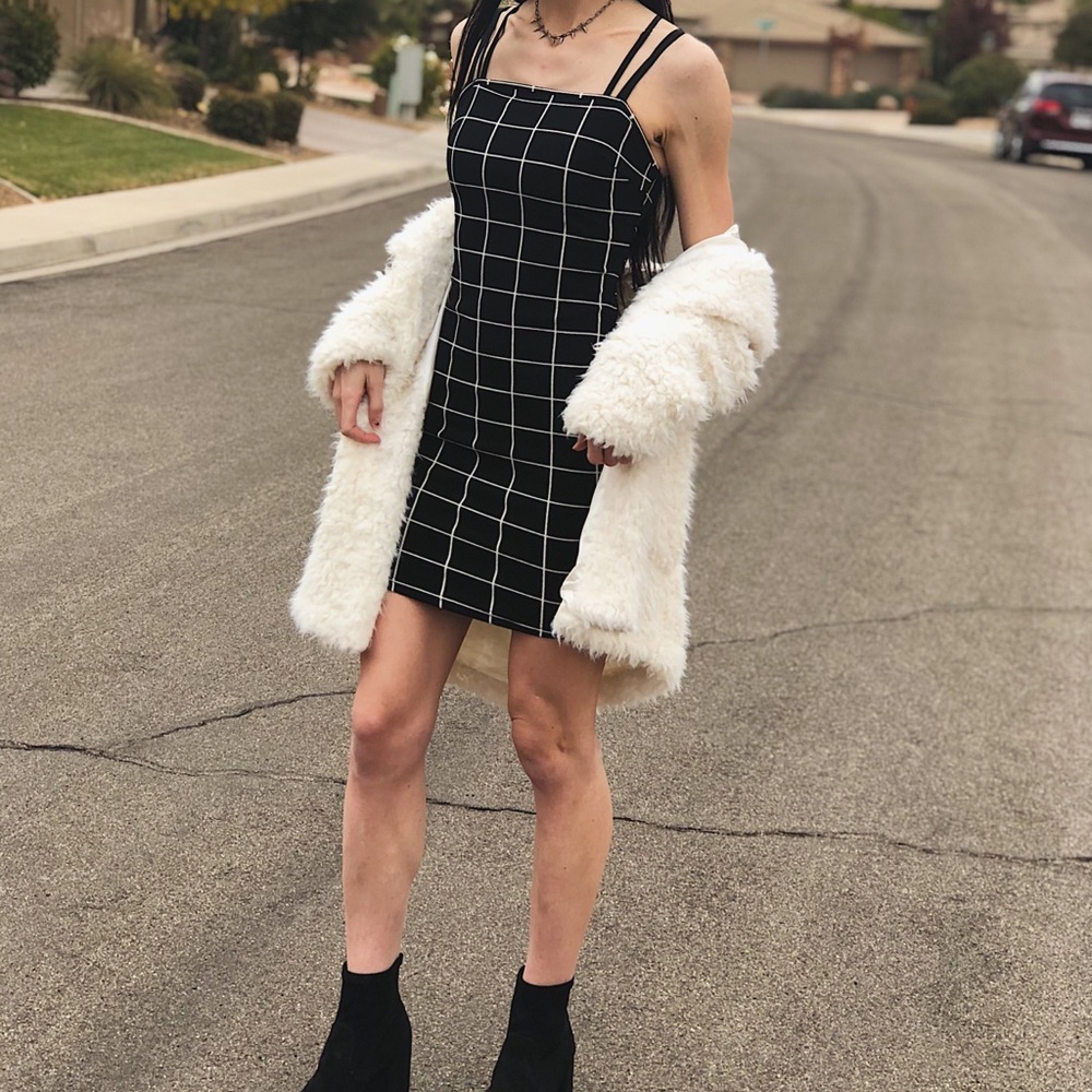 LAST ONE! HP Black & White Grid Bodycon Dress - Picture 2 of 5